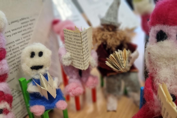 Knygos ant kėdučių